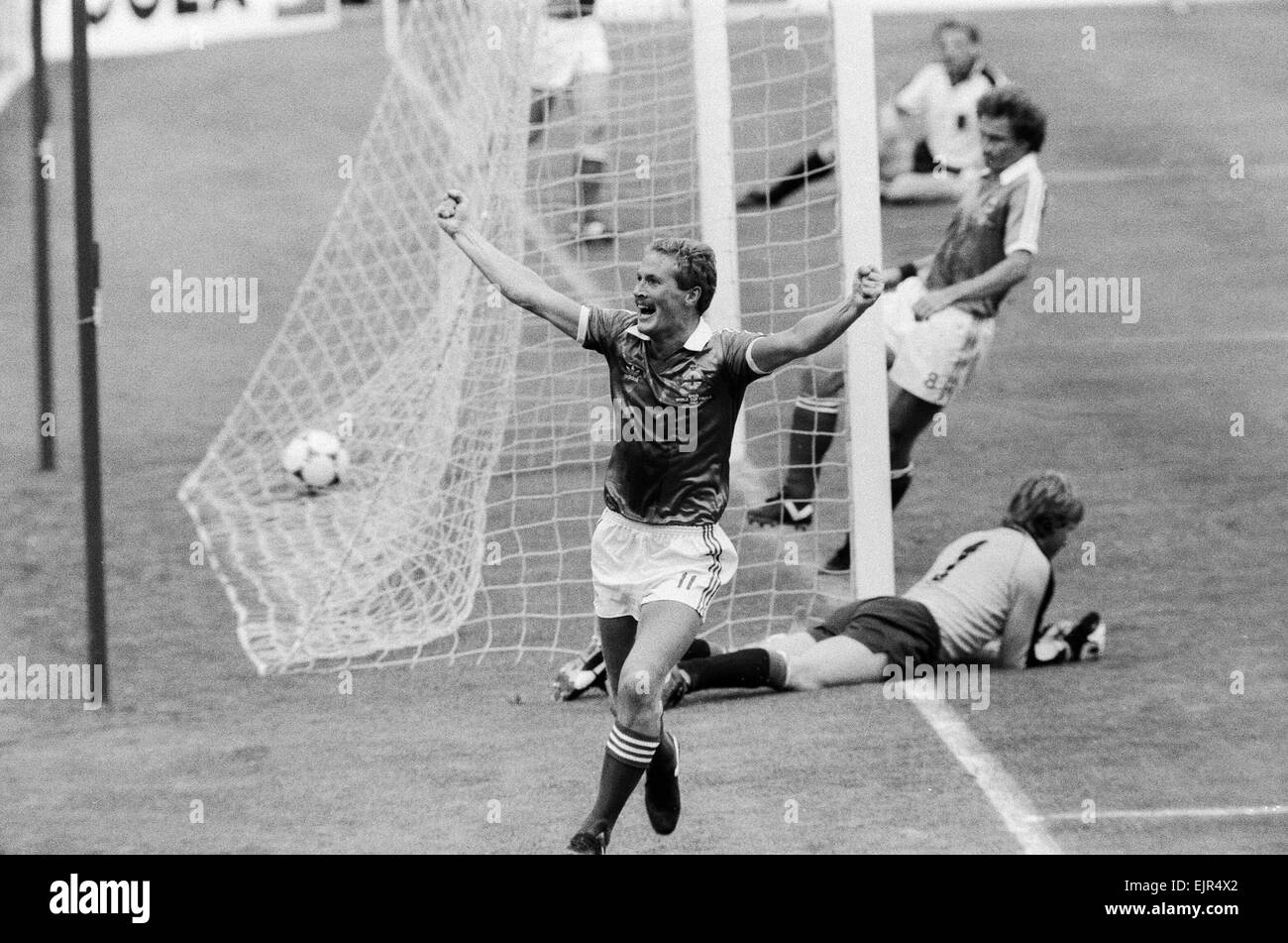 1982 WM-Finale in Madrid, Spanien. Zweiten Spiel der Gruppe D. Nordirland 2 / Österreich 2. Billy Hamilton feiert eines seiner zwei Tore im Spiel. 1. Juli 1982. Stockfoto