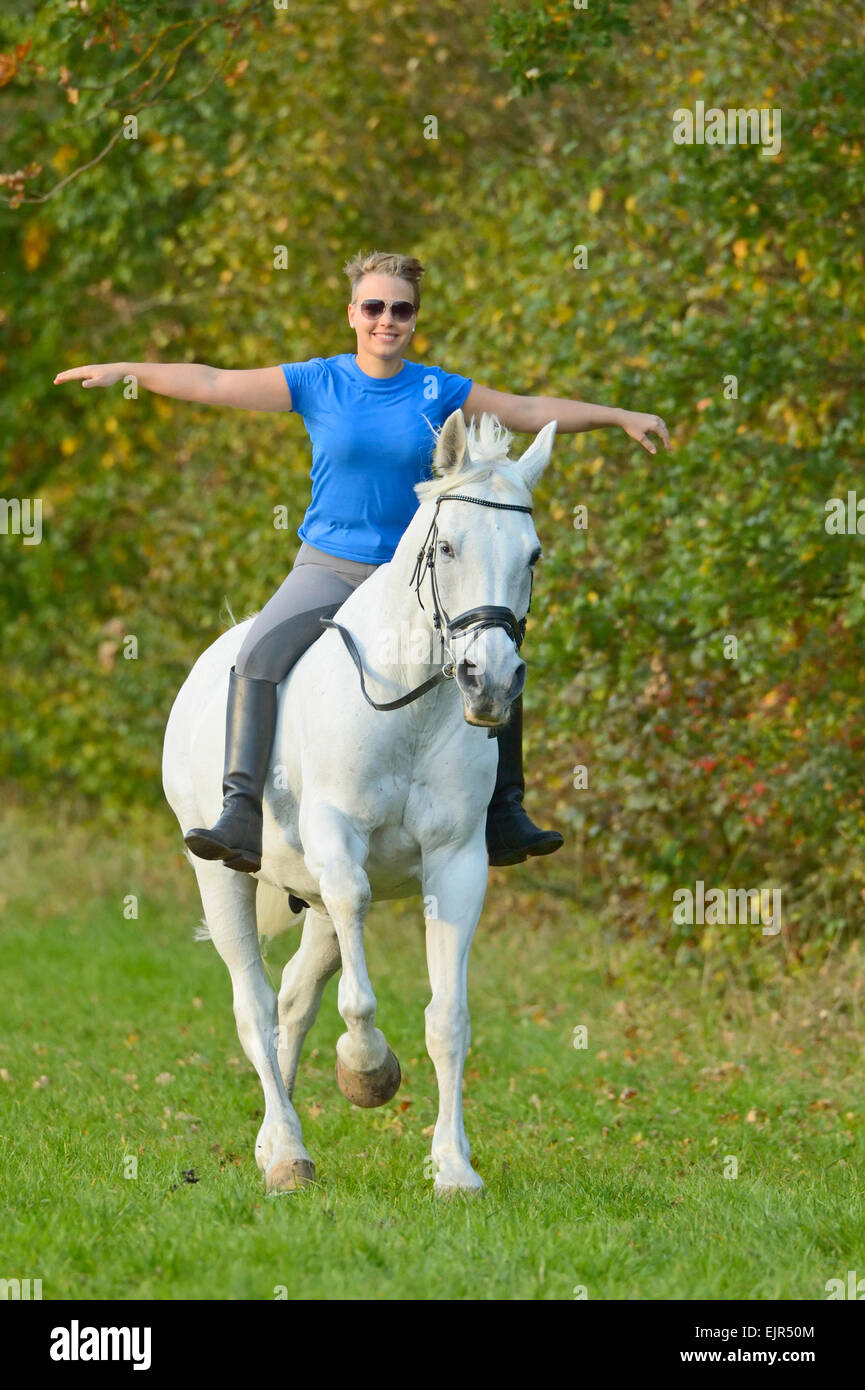 Junge Frau Auf Einem Galoppierenden Pferd Bayerischen Ohne Sattel Reiten Stockfotografie Alamy 