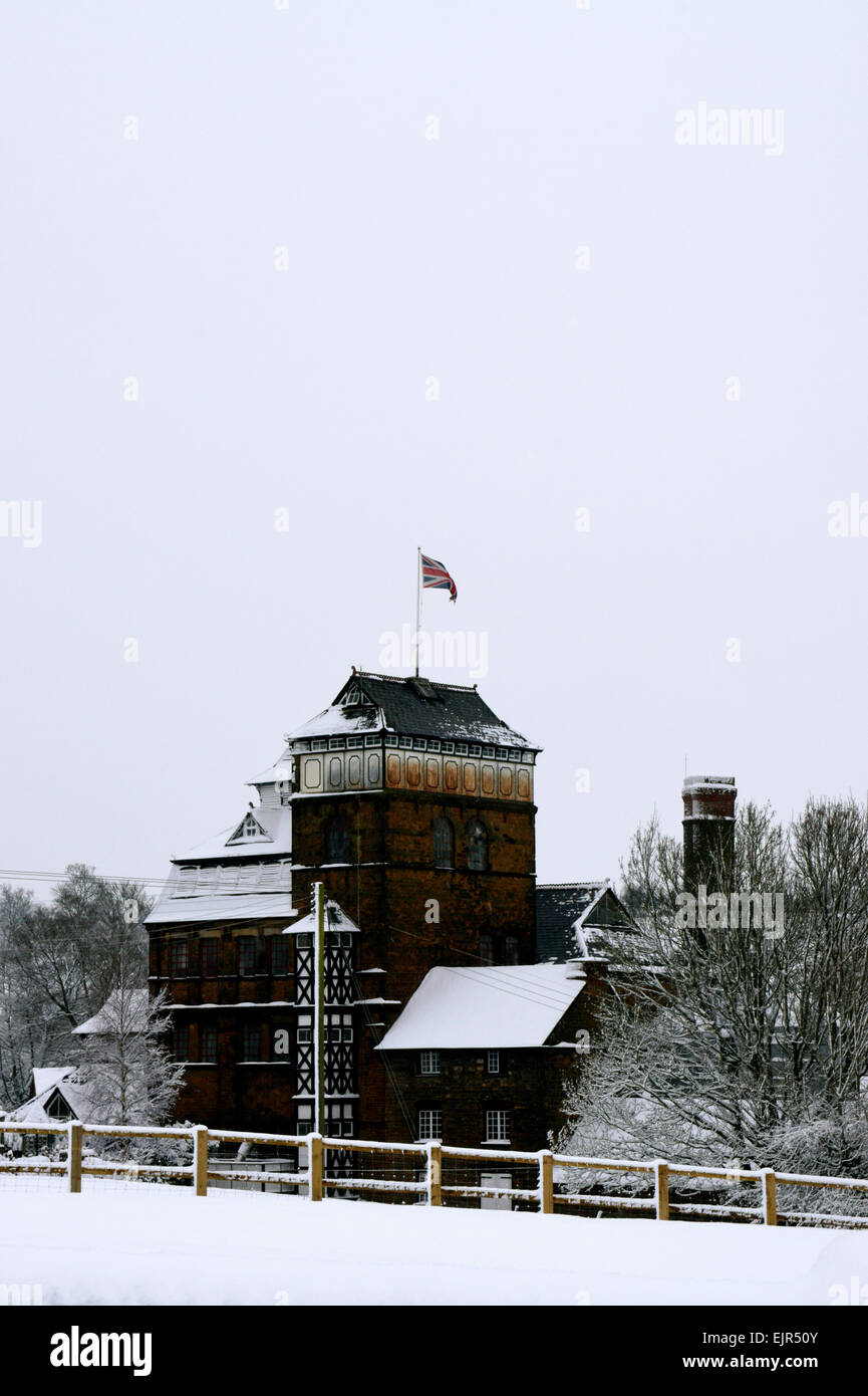 Hook Norton Brauerei im Schnee Stockfoto