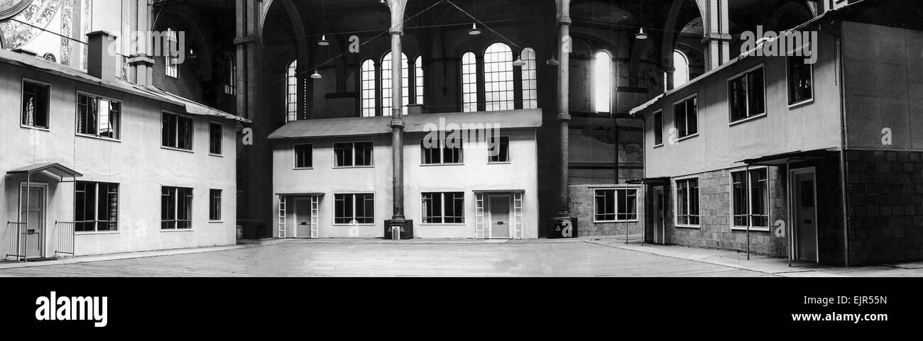 Heimlichen Blick auf neue Häuser im Alexandra Palace. Zwei Arten von Fertighäusern wurden Holzkreuz im Alexandra Palace für lokale Behörden anzeigen. 13. Oktober 1945 Stockfoto