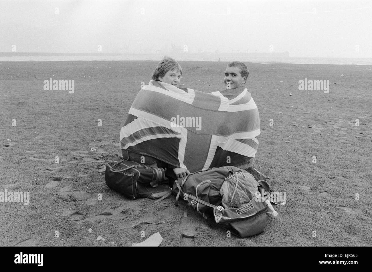 Weltmeisterschaft 1982 in Spanien. Englischen Fans, eingewickelt in ein Union Jack-Flagge an einem Strand in Spanien. 10. Juni 1982. Lokalen Caption *** Stockfoto
