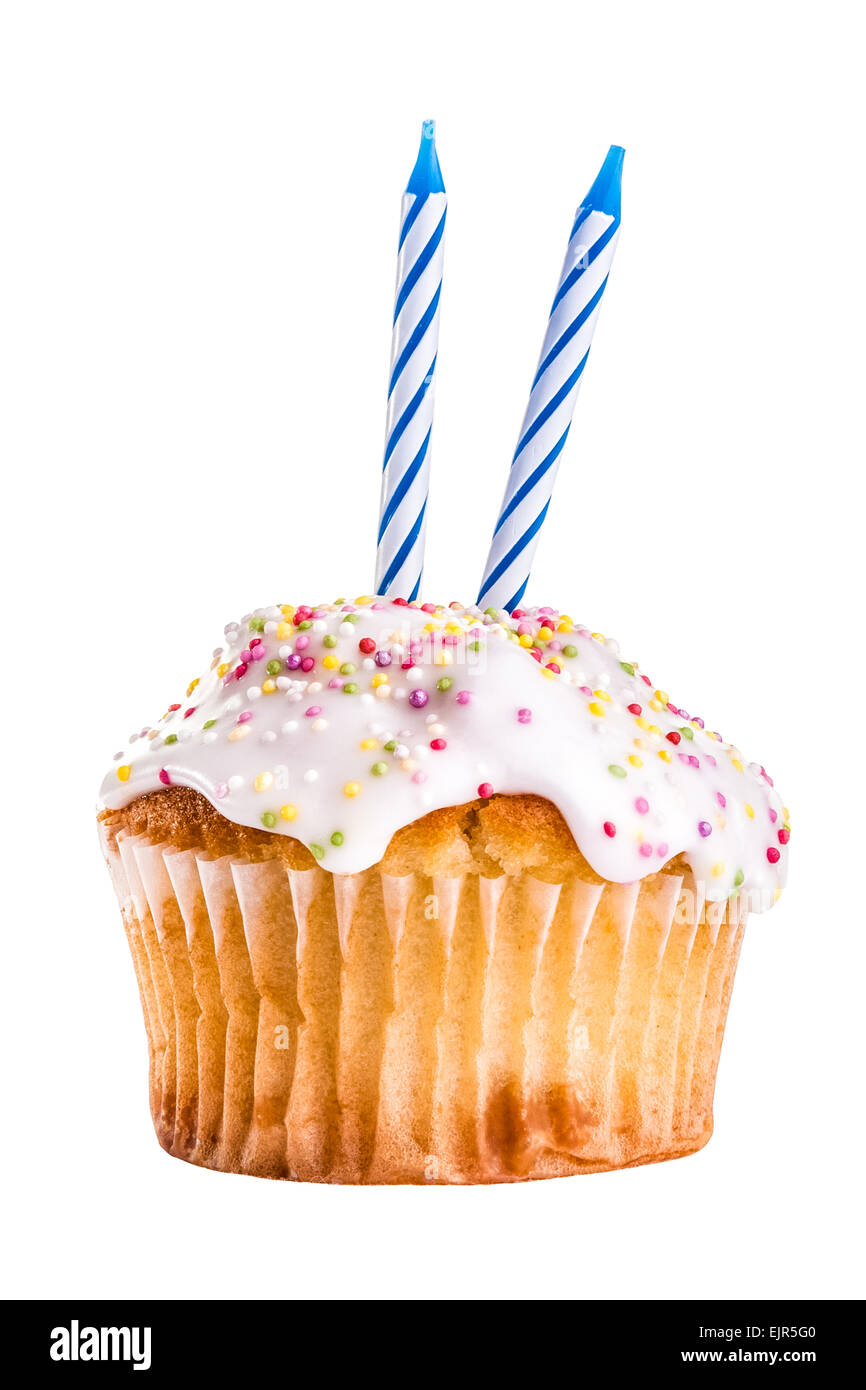 Geburtstag Kuchen mit zwei blauen Kerzen mit einem weißen Hintergrund. Stockfoto