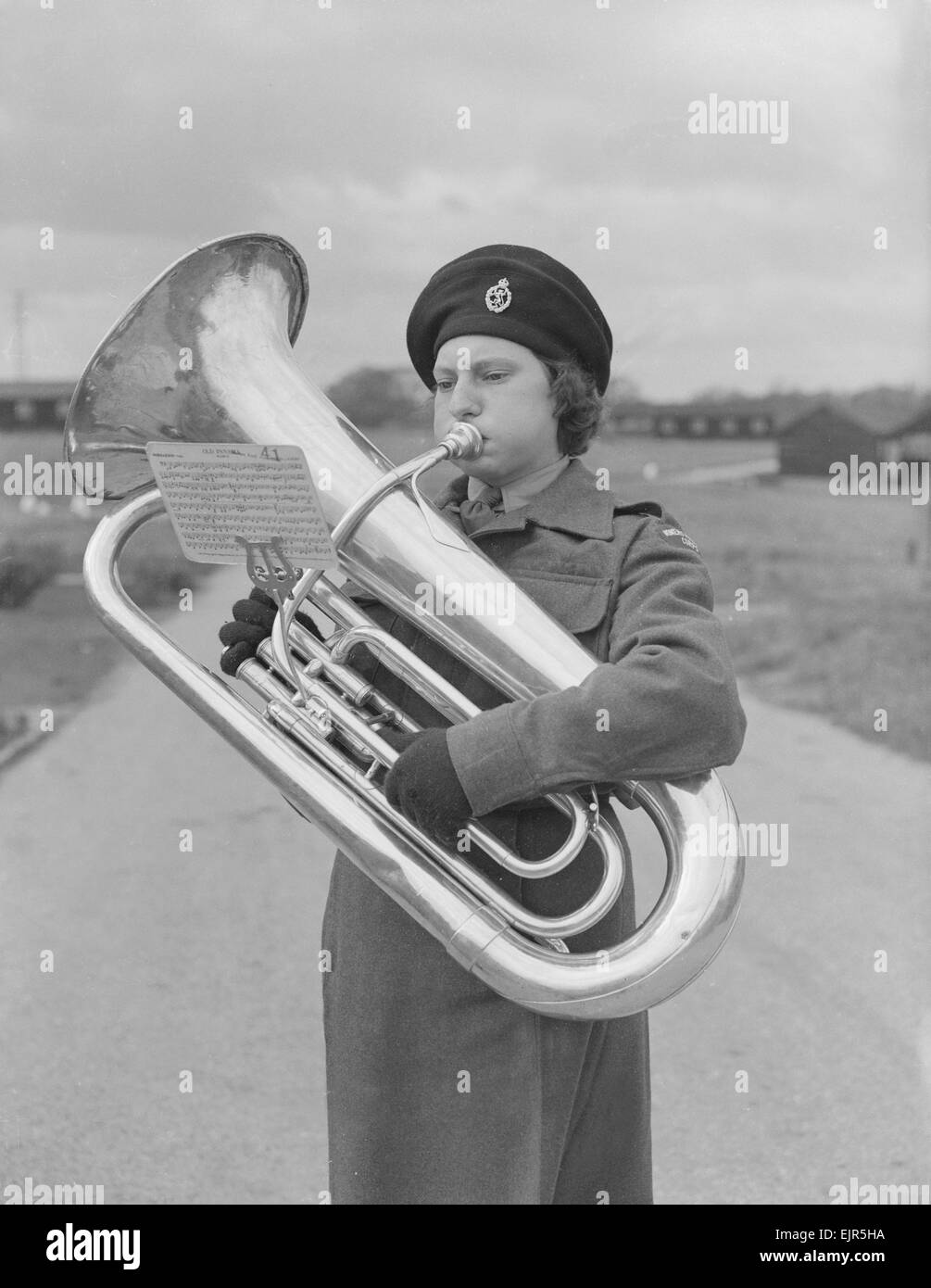 Marion Perry vom WRAC (Womens Royal Army Corps) gesehen spielt hier das Euphonium. 31. Oktober 1952 Stockfoto