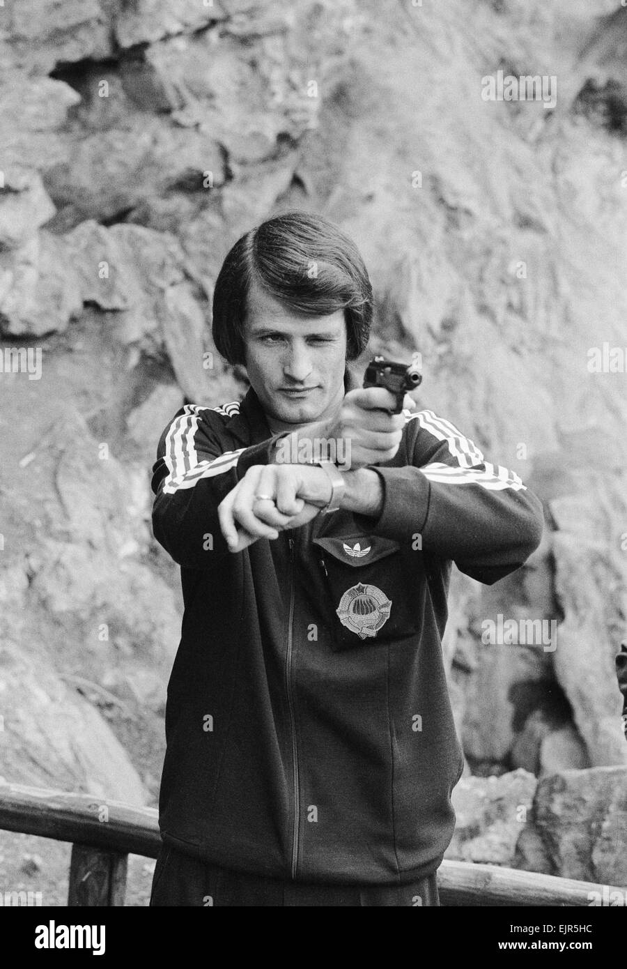 Weltmeisterschaft 1974. Frankfurt, Deutschland. Ein Mitglied der Fußball-Jugoslawien praktiziert sein Ziel während Schießübungen, bevor die Gruppe drei mit Schottland entsprechen. 21. Juni 1974. Lokalen Caption *** Stockfoto