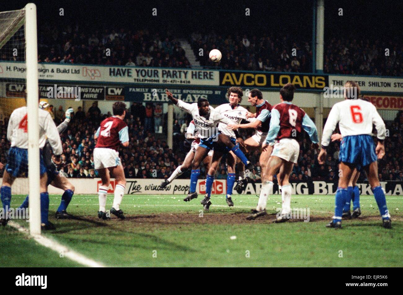 Littlewoods Cup-Wiederholung. West Ham 3 V Oldham Athletic 0. Earl Barrett und Ian Marshall in der Luft zu verteidigen. 7. März 1990. Stockfoto