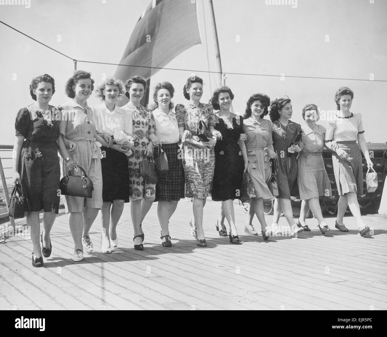 Elf Glasgow Mädchen nahmen ihre letzten Blick auf England, wenn sie auf der Orion für Australien segelte. Sie sind Mitglieder des Personals der eine Elektrofirma in Glasgow, die sie draußen gesandt haben, um ein neues Leben beginnen in der Firmen-Pendant-Fabrik in der Nähe von Adelaide. Unser Bild zeigt: Die Mädchen zu Fuß auf dem Deck. 3. Juni 1947. Stockfoto