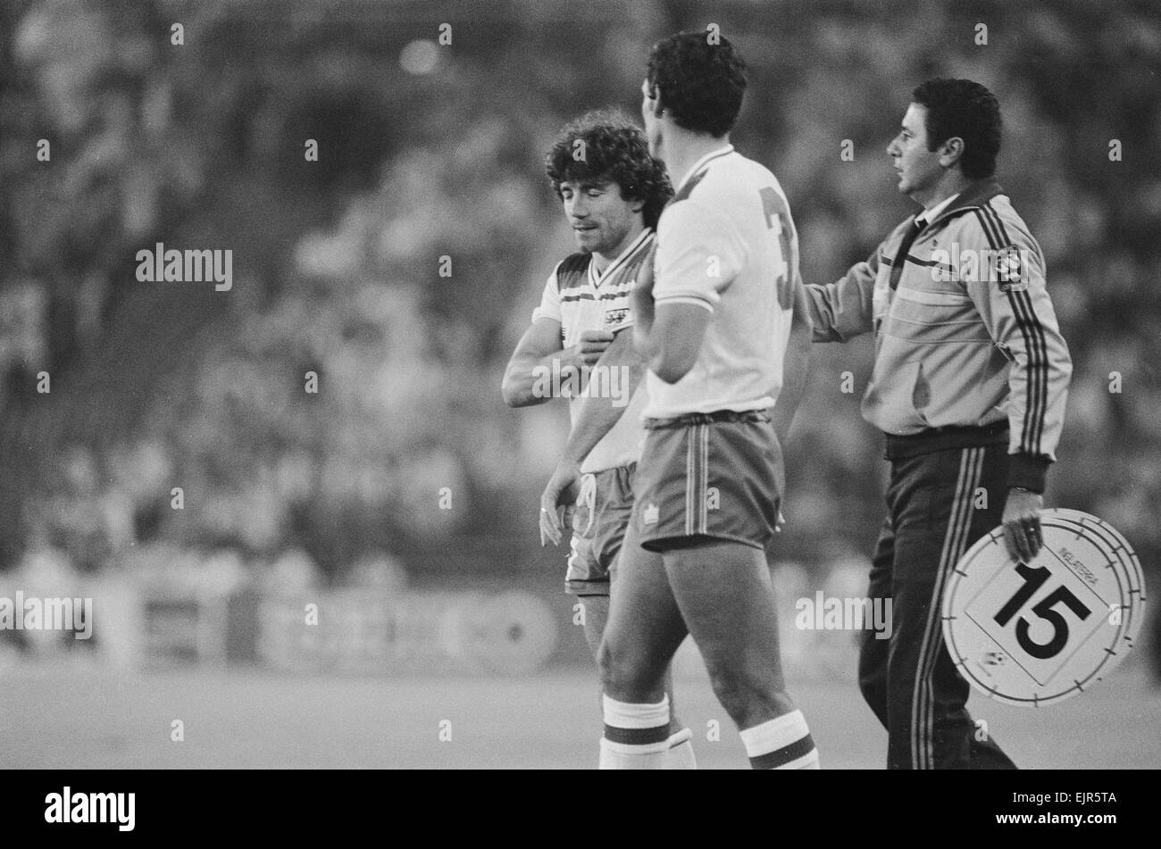 1982 World Cup Finale zweite Runde Gruppe B entsprechen in Madrid, Spanien. Spanien 0 V England 0. England ersetzt Trevor Brooking (rechts) und Kevin Keegan warten auf das Spielfeld kommen. 29. Juni 1982. Stockfoto