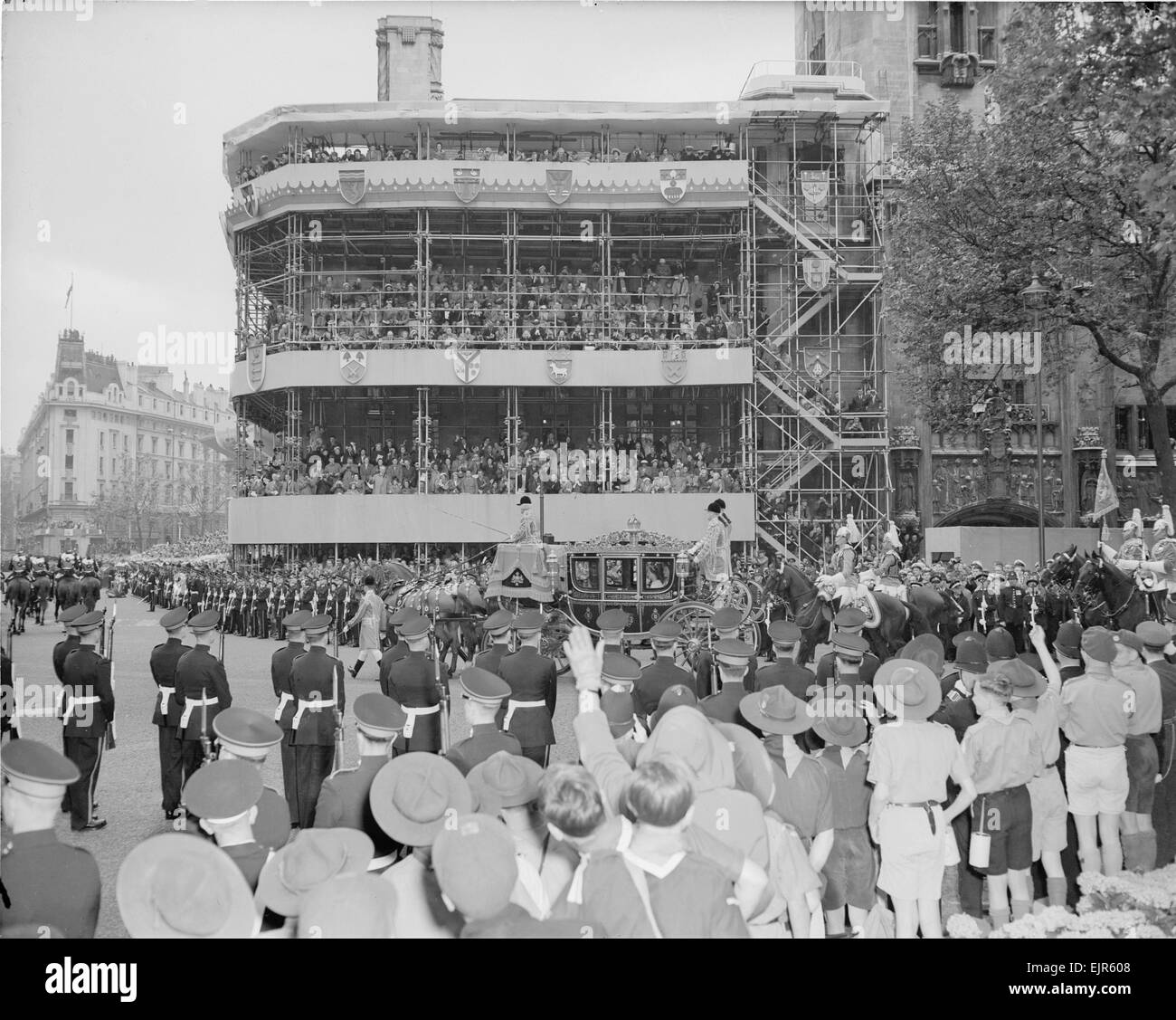 Die Krönung von Königin Elisabeth II. Massen-Jubel als Trainer mit der Königinmutter und Prinzessin Margaret durchläuft Parliament Square auf dem Weg zur Westminster Abbey für die Zeremonie. Platz. 2. Juni 1953. Stockfoto