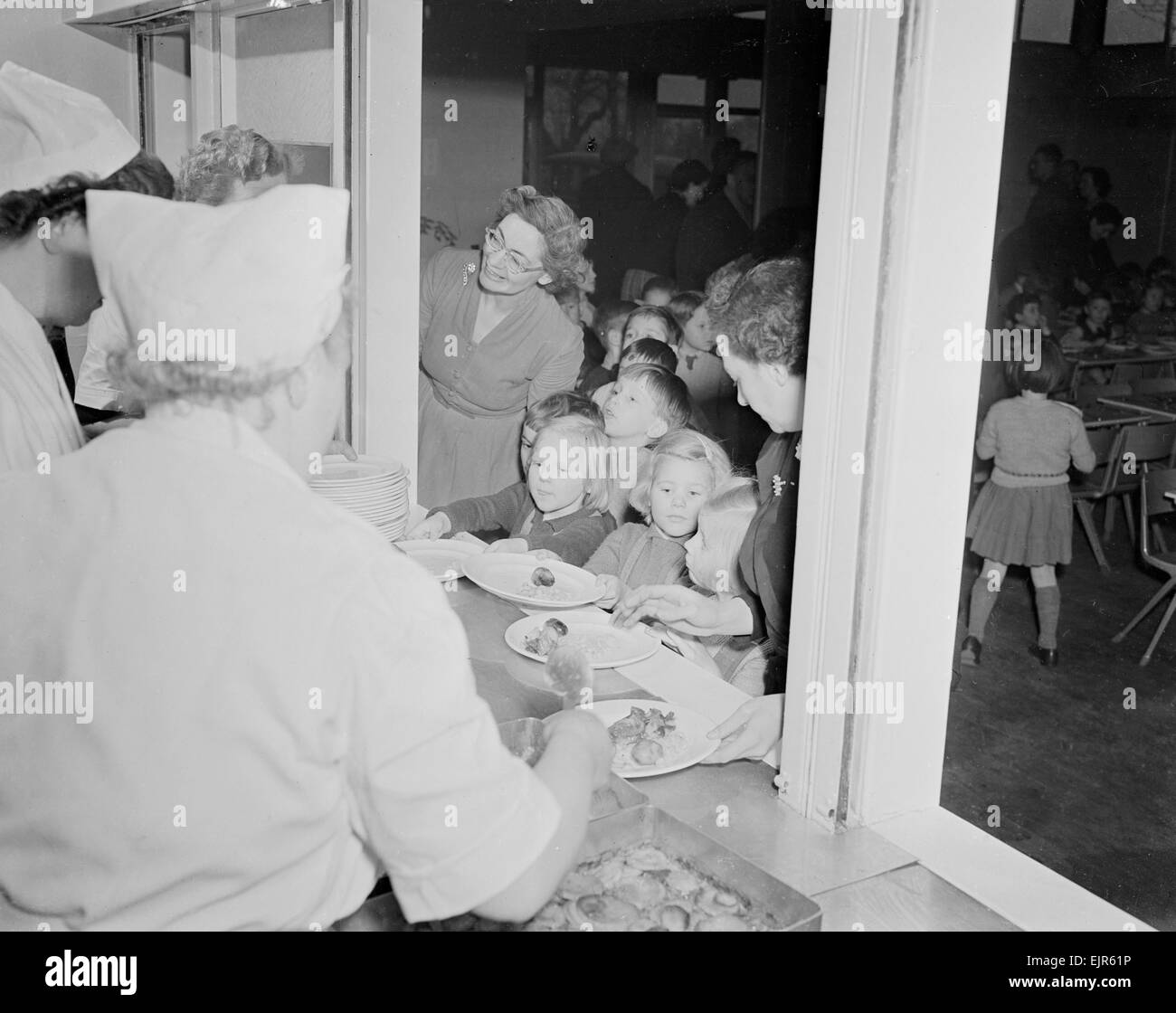 Schule-Dinner zum ersten Mal in der neuen Grundschule in Upper Tulse Hill serviert wird. 5. Dezember 1952 *** lokalen Caption *** Watscan--01.12.2010 Stockfoto