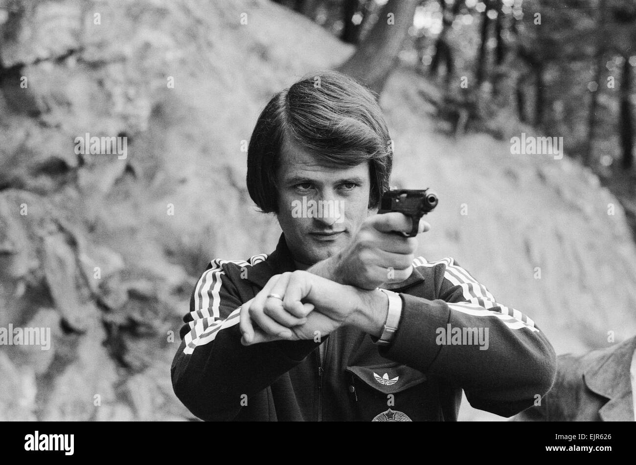 Weltmeisterschaft 1974. Frankfurt, Deutschland. Ein Mitglied der Fußball-Jugoslawien praktiziert sein Ziel während Schießübungen, bevor die Gruppe drei mit Schottland entsprechen. 21. Juni 1974. Lokalen Caption *** Stockfoto