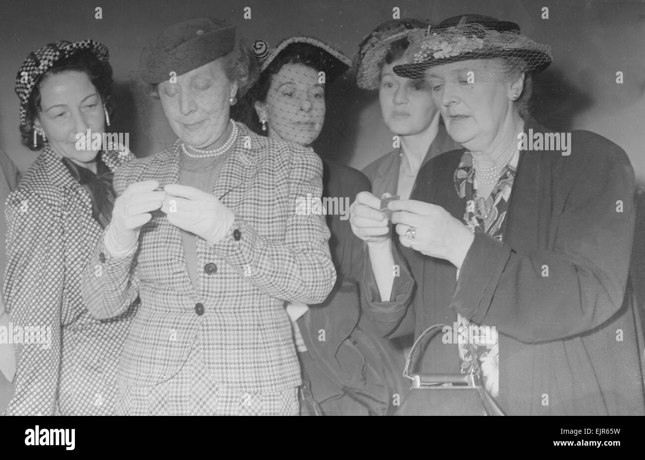 Dame Edith Evans und Dame Sybil Thorndike hier gesehen, mit Silber Embleme an der britischen Schauspieler Equity Association Wyndhams Theatre präsentiert. 20. Mai 1952 *** lokalen Caption *** Watscan--29.01.2010 Stockfoto
