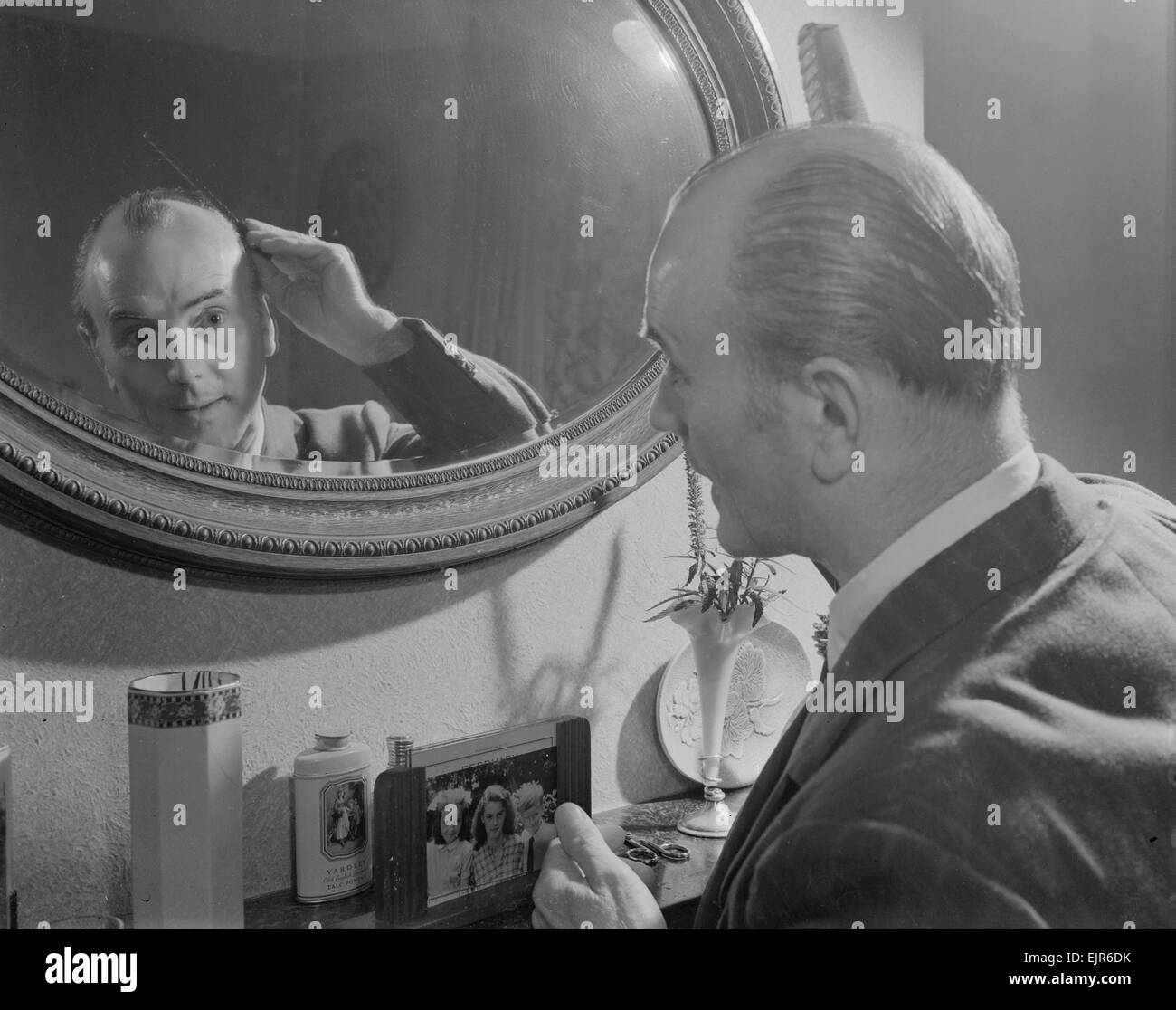 Male Grooming. Herr Frank Hancock gesehen hier seine Haare zu kämmen. 31. Juli 1953 *** lokalen Caption *** Watscan--01.12.2010 Stockfoto