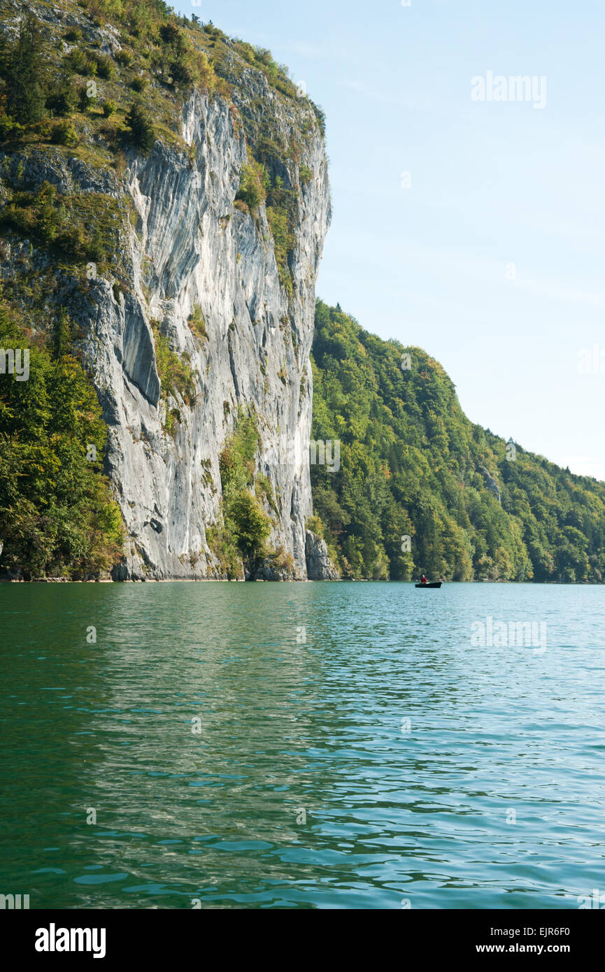 Felswand Falkenstein Mit Boot An Sommertag Wolfgangsee Salzkammergut Osterreich Stockfotografie Alamy