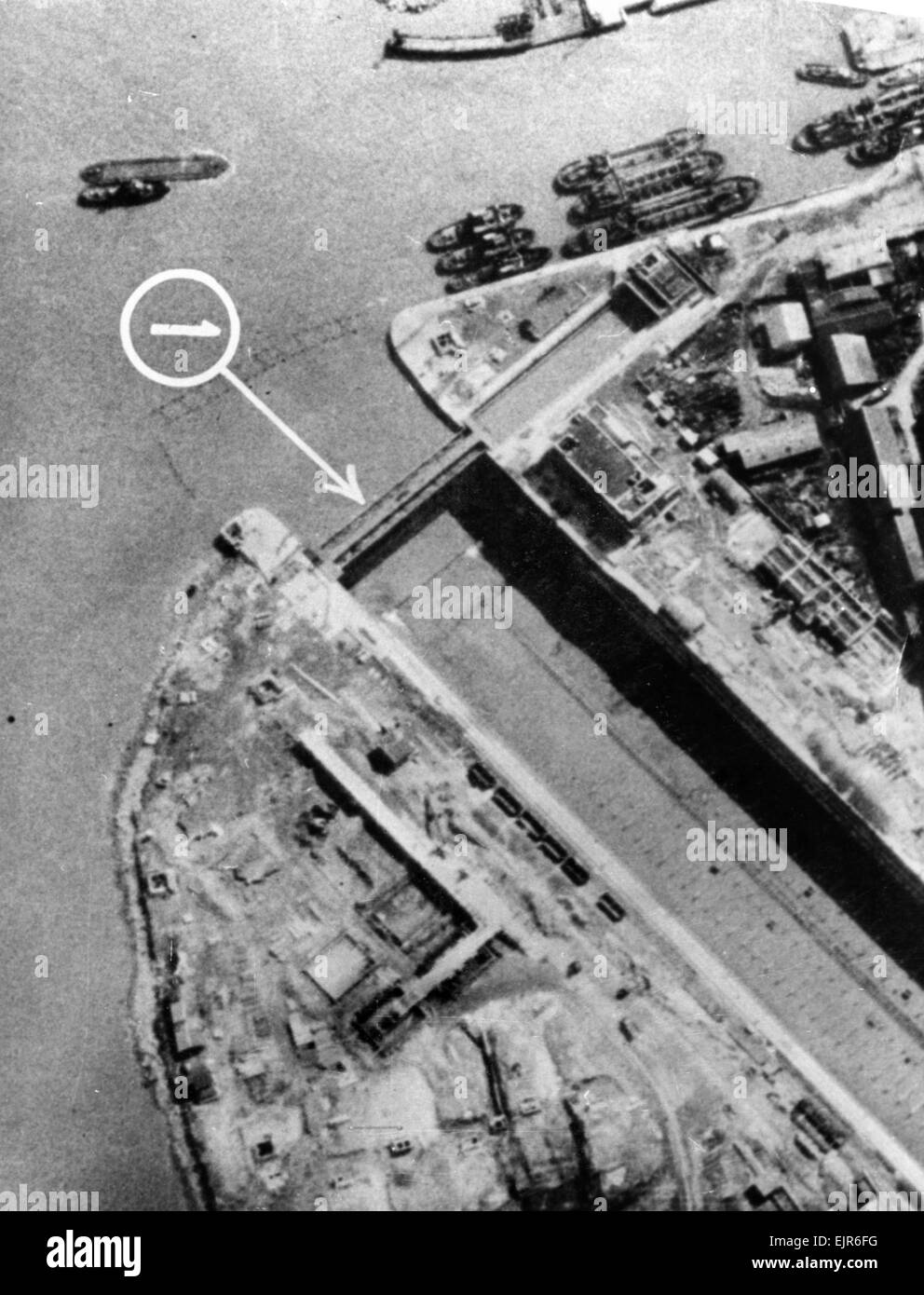 Luftbild Photgraph genommen von einem RAF-Erkundung-Flugzeug am Tag vor dem Überfall durch die britische Royal Navy und Army Kommandoeinheiten auf der Nazis statt Docks in St. Nazaire in besetzten Nordfrankreich. In diesem Bild ist die Schleuse in Position (1). Es würde im Raid zerstört werden, wenn sie durch Obselete Zerstörer gerammt wurden 18 flache Boote HMS Campbelltown begleitet. 1. April 1942. Stockfoto