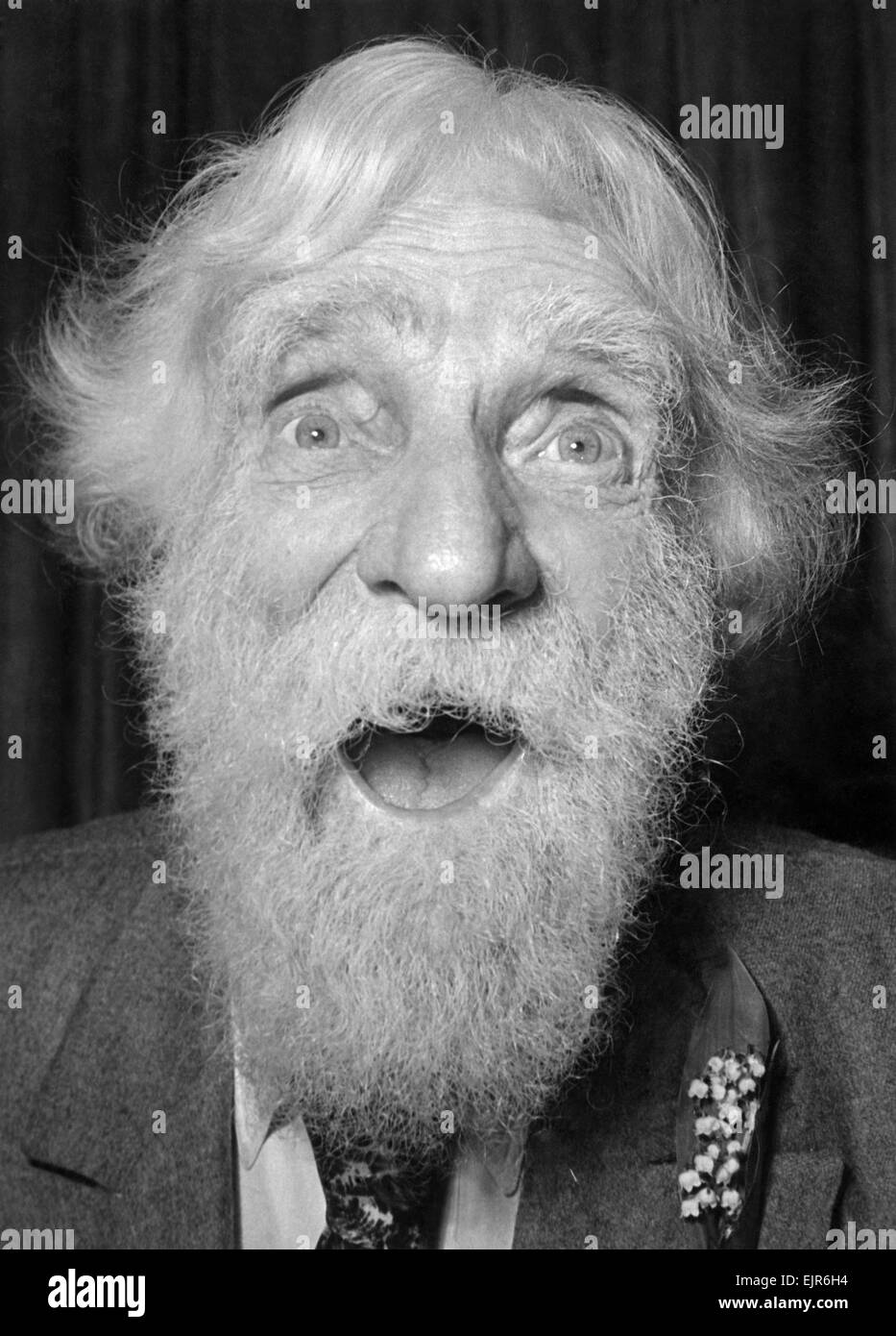 Alter Mann mit weit geöffneten Augen Blick in Kamera 25. Mai 1950. Lokalen Caption *** Rentner OAP Senioren Stockfoto