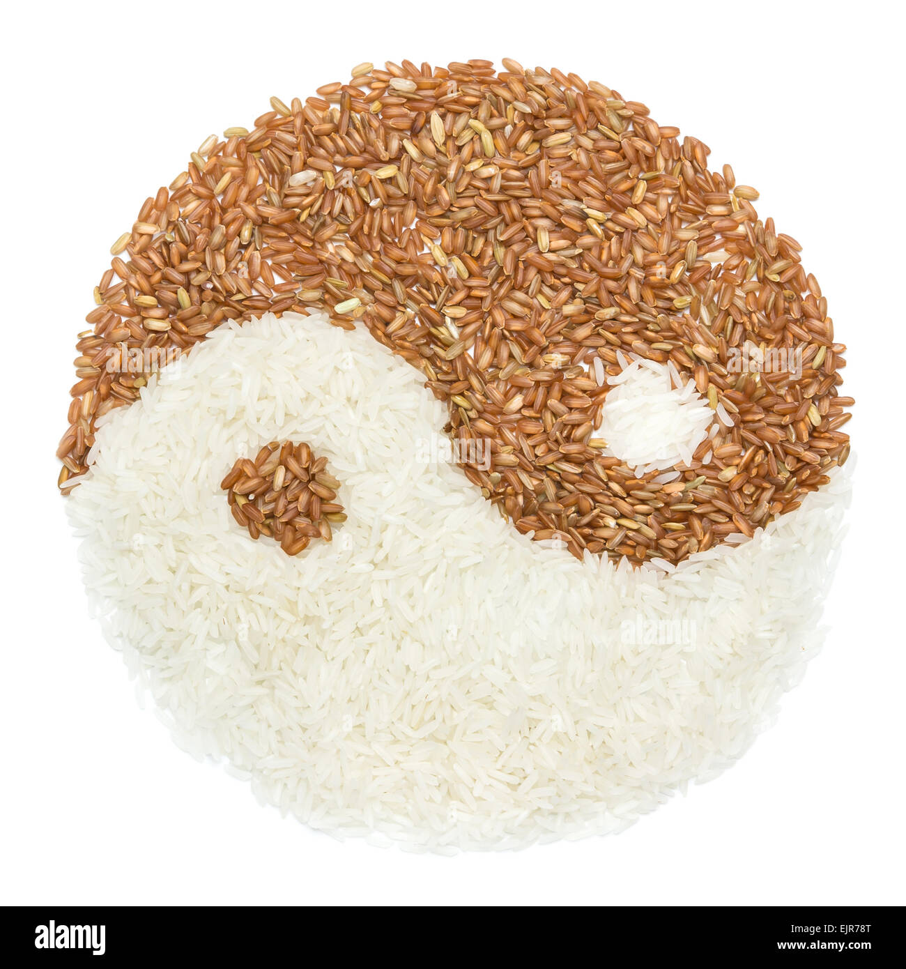 Weißer und brauner Reis in Yin Yang Zeichen zeigen Gleichgewicht Ernährung Stockfoto