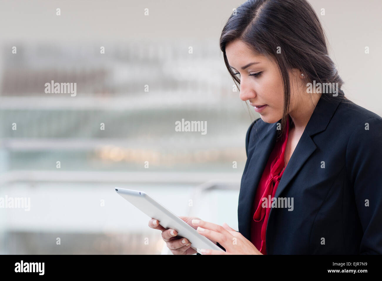 Hispanische Geschäftsfrau mit digital-Tablette Stockfoto