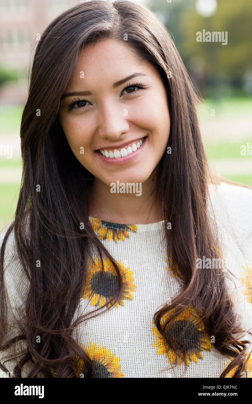 Lächelnd Hispanic Frau stand im freien Stockfoto