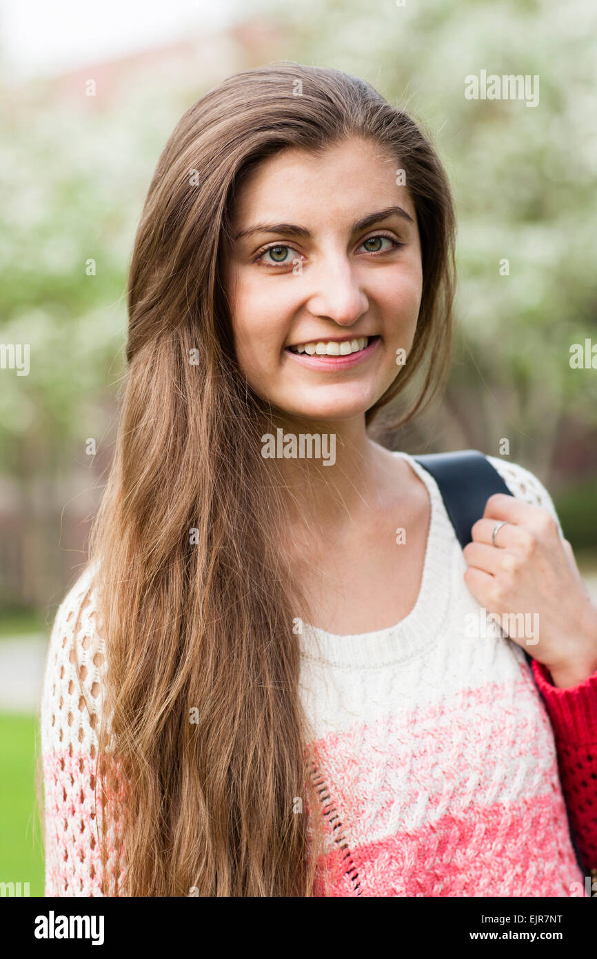 Kaukasische Student lächelnd auf dem campus Stockfoto