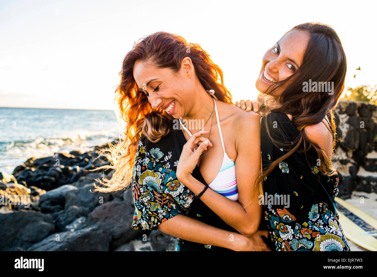 Frauen lachen auf felsigen Strand Stockfoto