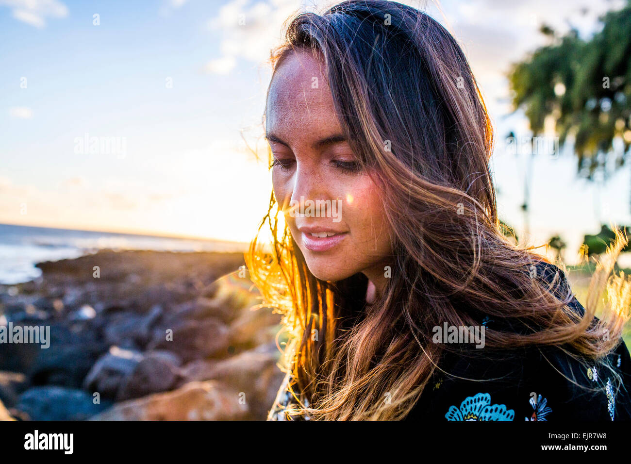 Nahaufnahme von kaukasischen Frau auf felsigen Strand Stockfoto