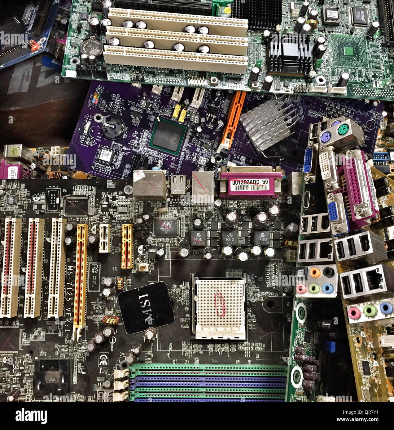 Erhöhte Ansicht von Mikrochips und Elektronikplatine - Smartphone-aufgenommenes Stockfoto