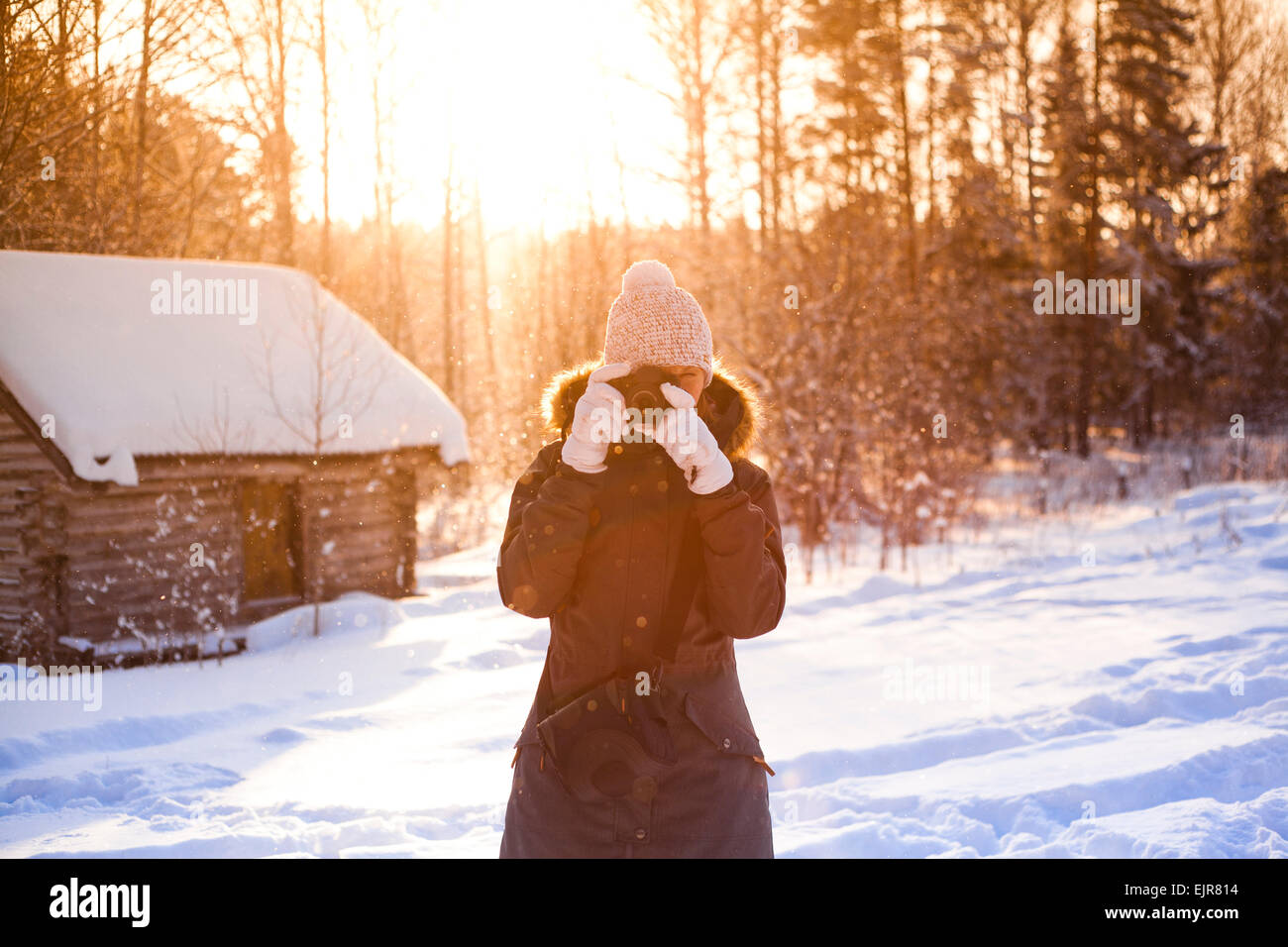 Kaukasische Frau fotografiert im Schnee Stockfoto
