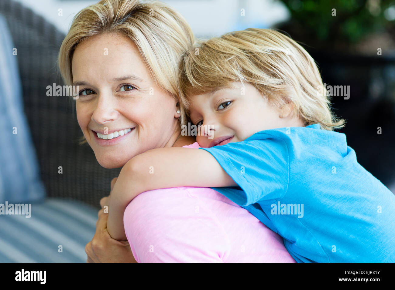 Kaukasische Mutter mit Sohn Huckepack Stockfoto