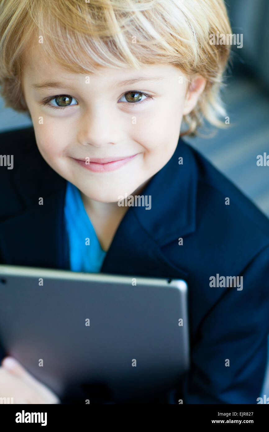 Lächelnd kaukasischen junge im Business-Anzug mit digital-Tablette Stockfoto