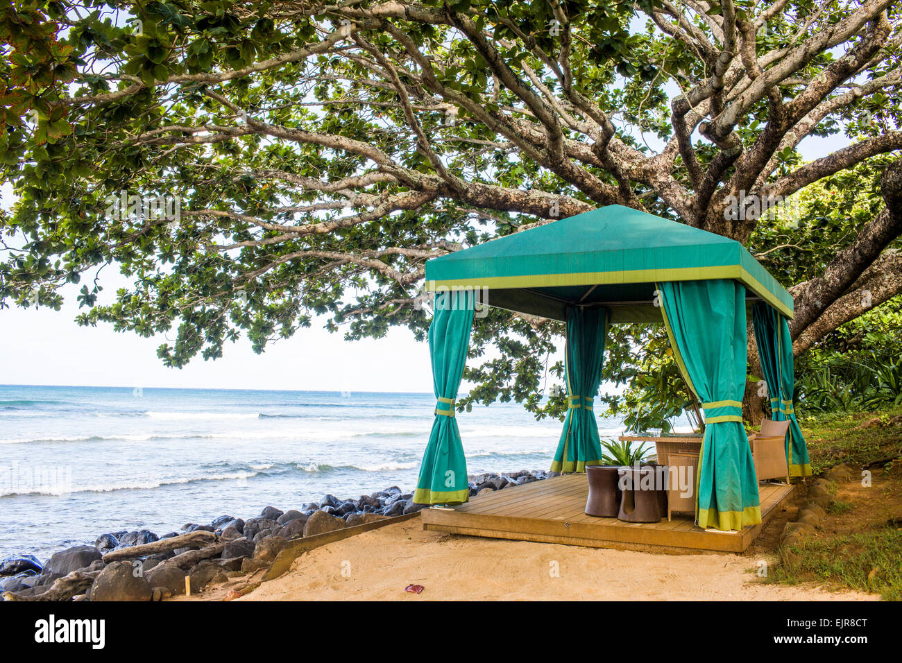 Cabana am Sandstrand mit Blick auf Meer Stockfoto