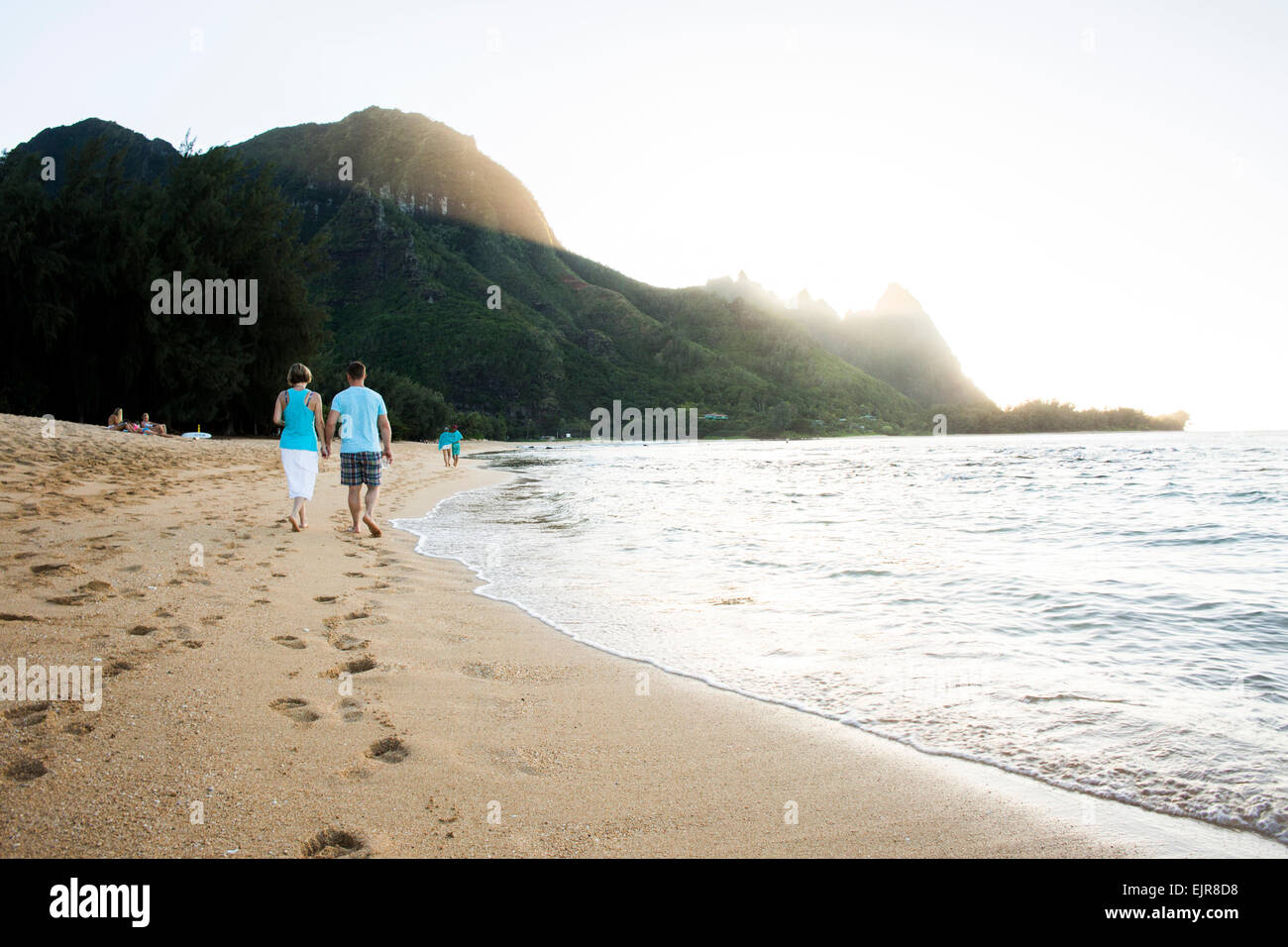 Paare, die zusammen in der Nähe von Ocean Beach Stockfoto