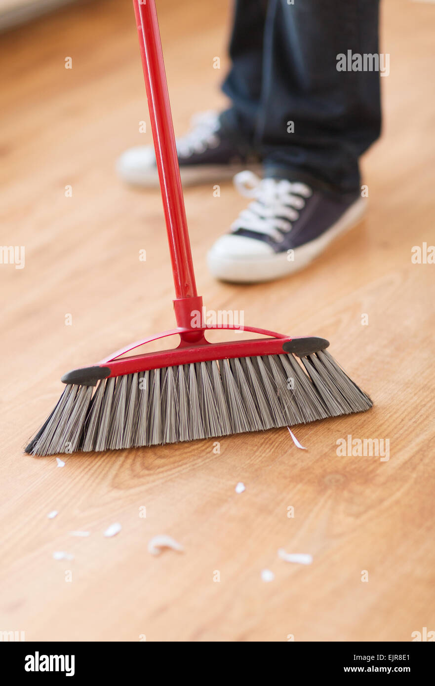 Nahaufnahme eines männlichen brooming Holzboden Stockfoto