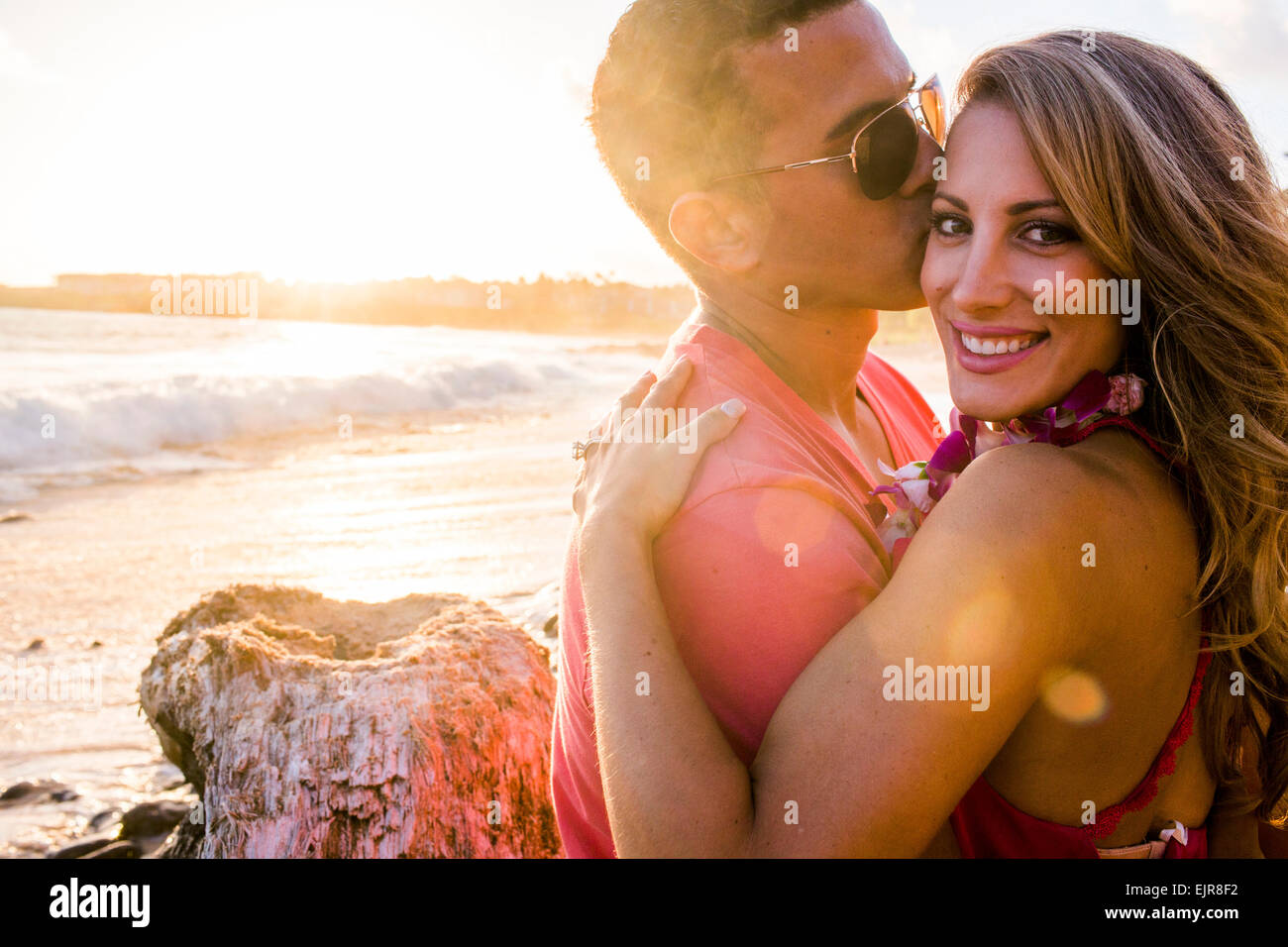 Mann küssen Freundin am Strand Stockfoto