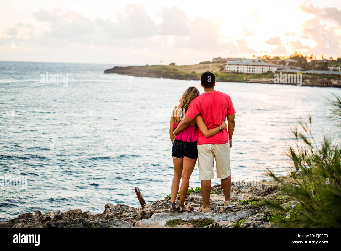 Paar genießt die malerische Aussicht auf den Strand Stockfoto