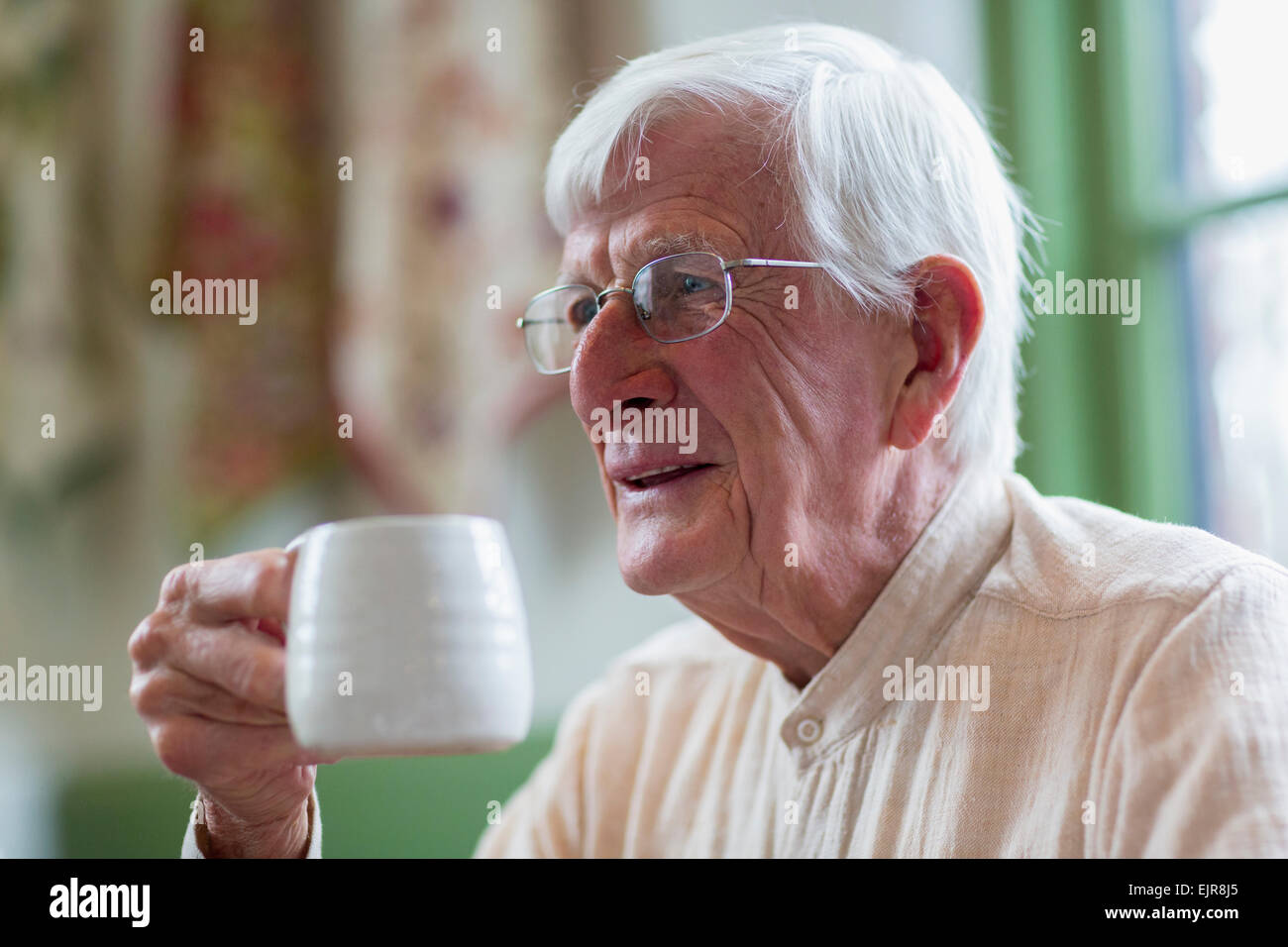 Älteren kaukasischen Mann Kaffee trinken Stockfoto