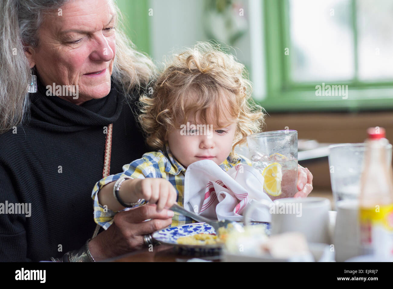 Kaukasische Großmutter und Enkel beim Abendessen im restaurant Stockfoto