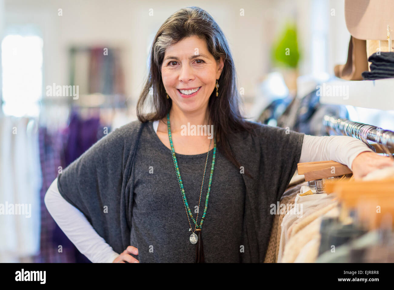 Hispanische Kleinunternehmer lächelnd im store Stockfoto