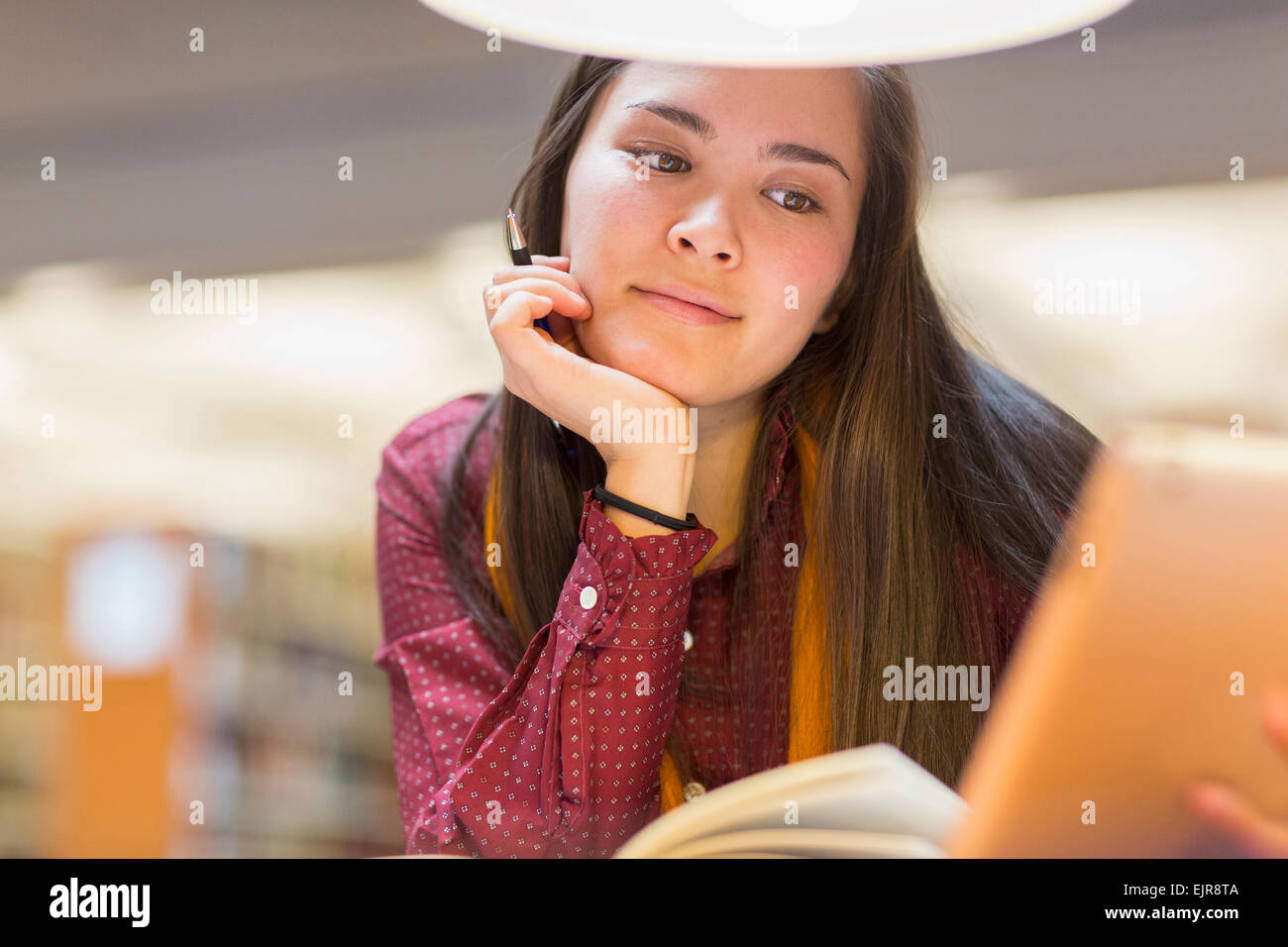 Gemischte Rassen Schüler lesen in der Bibliothek Stockfoto