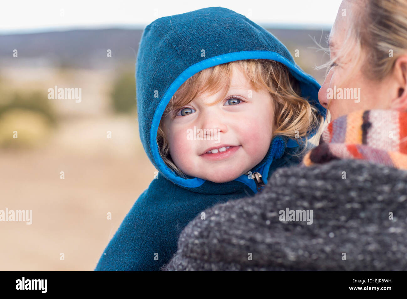 Kaukasische Mutter mit Baby junge Stockfoto
