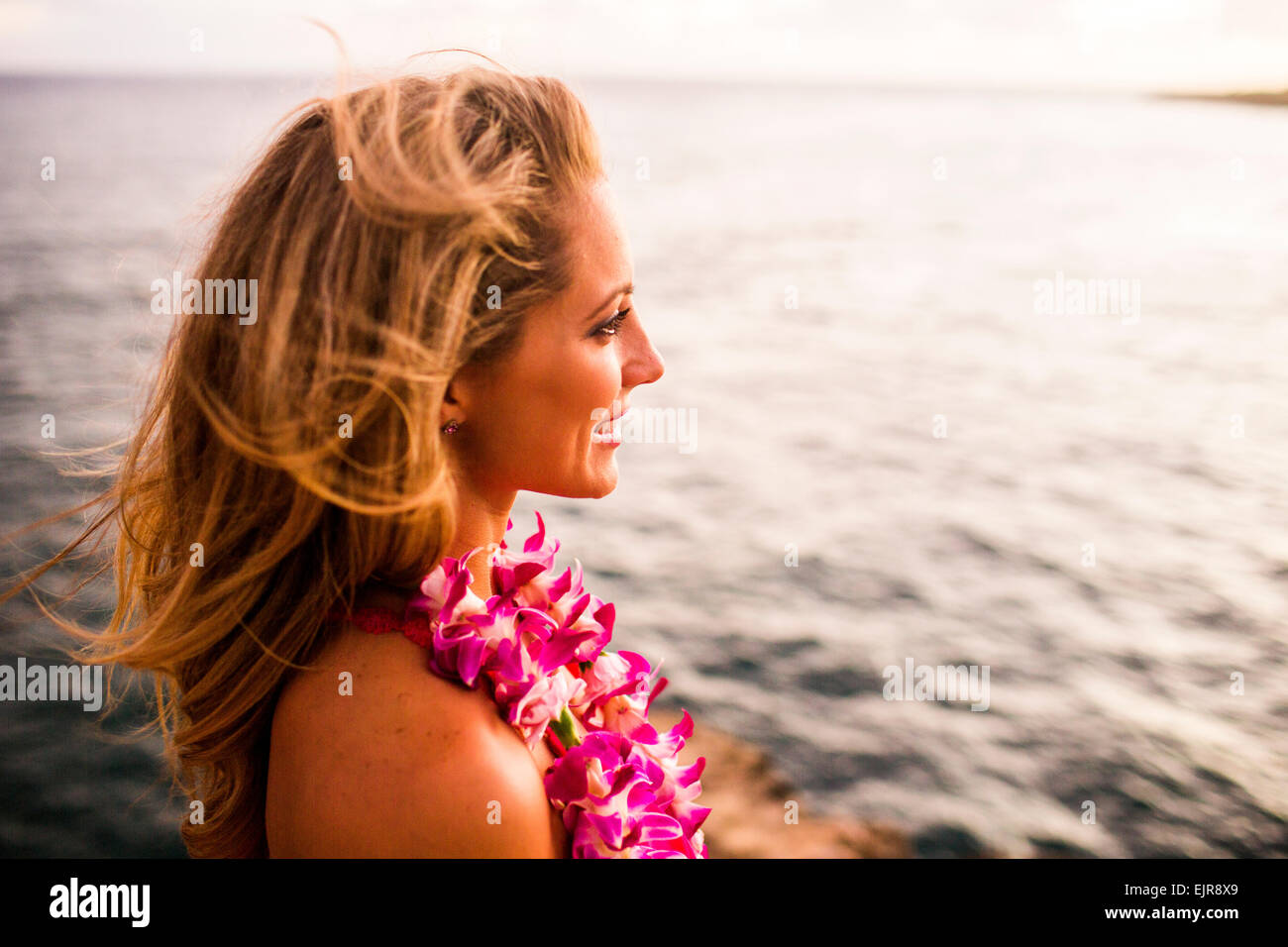 Kaukasische Frau mit Blume Lei vom Ozean Stockfoto