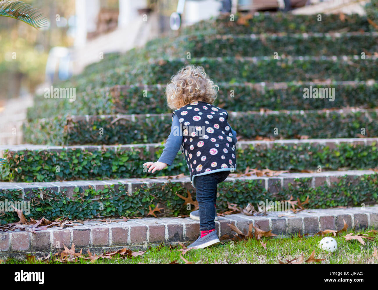 Kaukasische Baby Boy kletternden Treppe Stockfoto