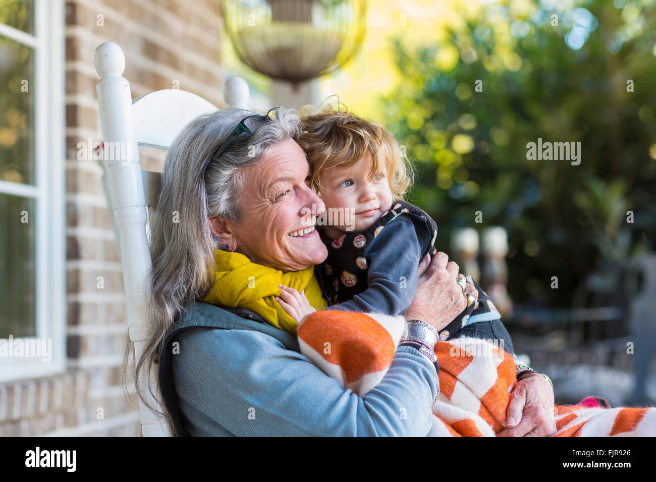 Kaukasische Großmutter und Enkel auf Veranda Stockfoto