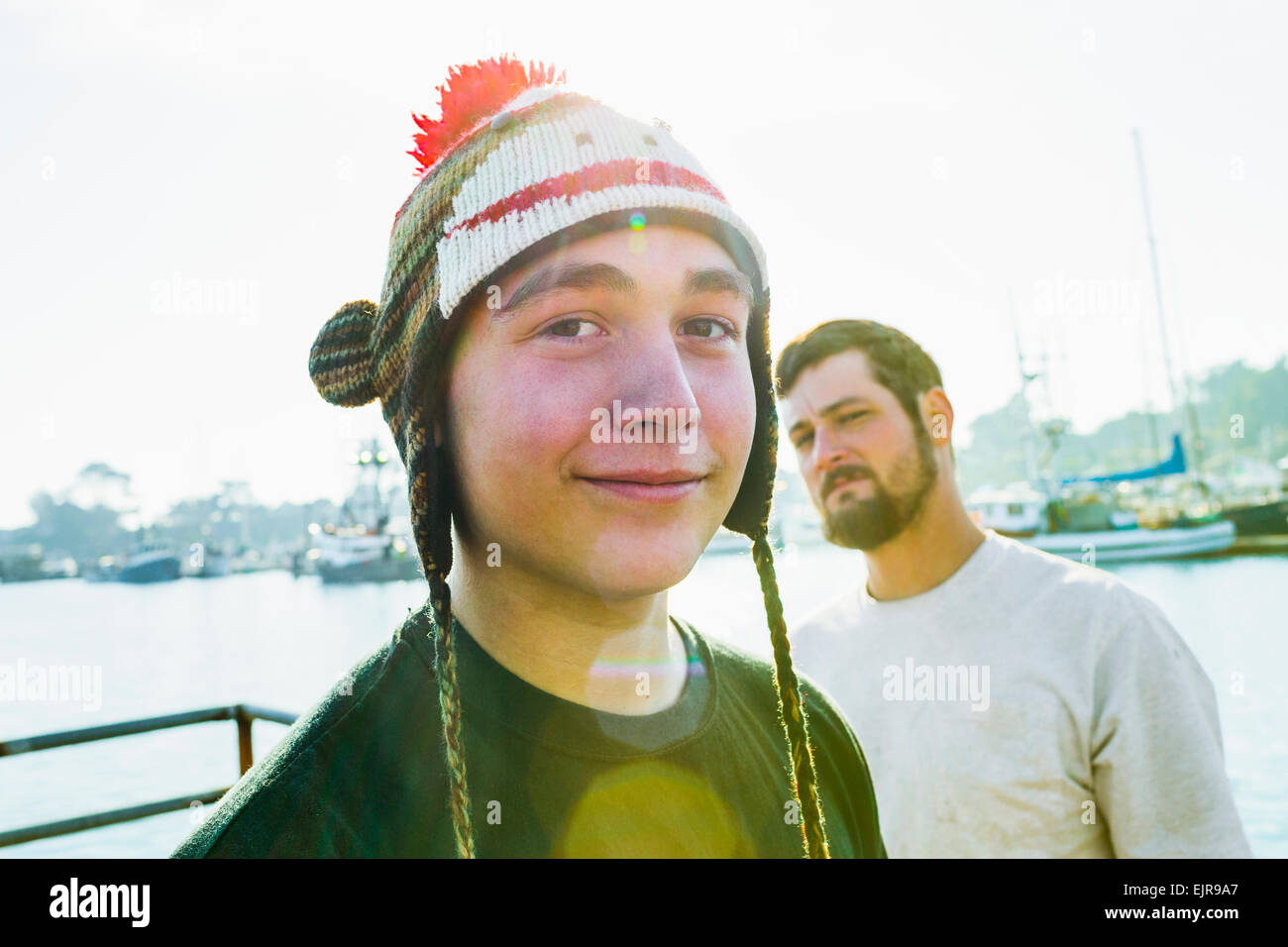 Kaukasische junge mit gestrickter Mütze im Hafen Stockfoto