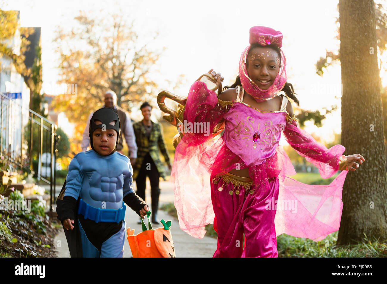 African American Kinder treating an Halloween Stockfoto