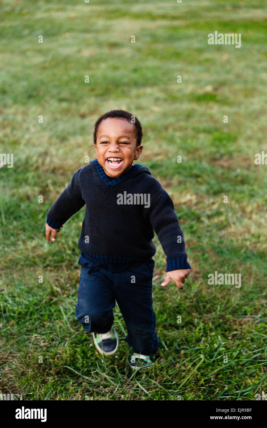 African American Boy lächelnd in park Stockfoto
