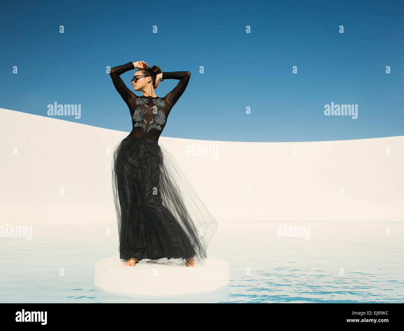 Kaukasische Frau im Abendkleid auf Eisscholle Stockfoto