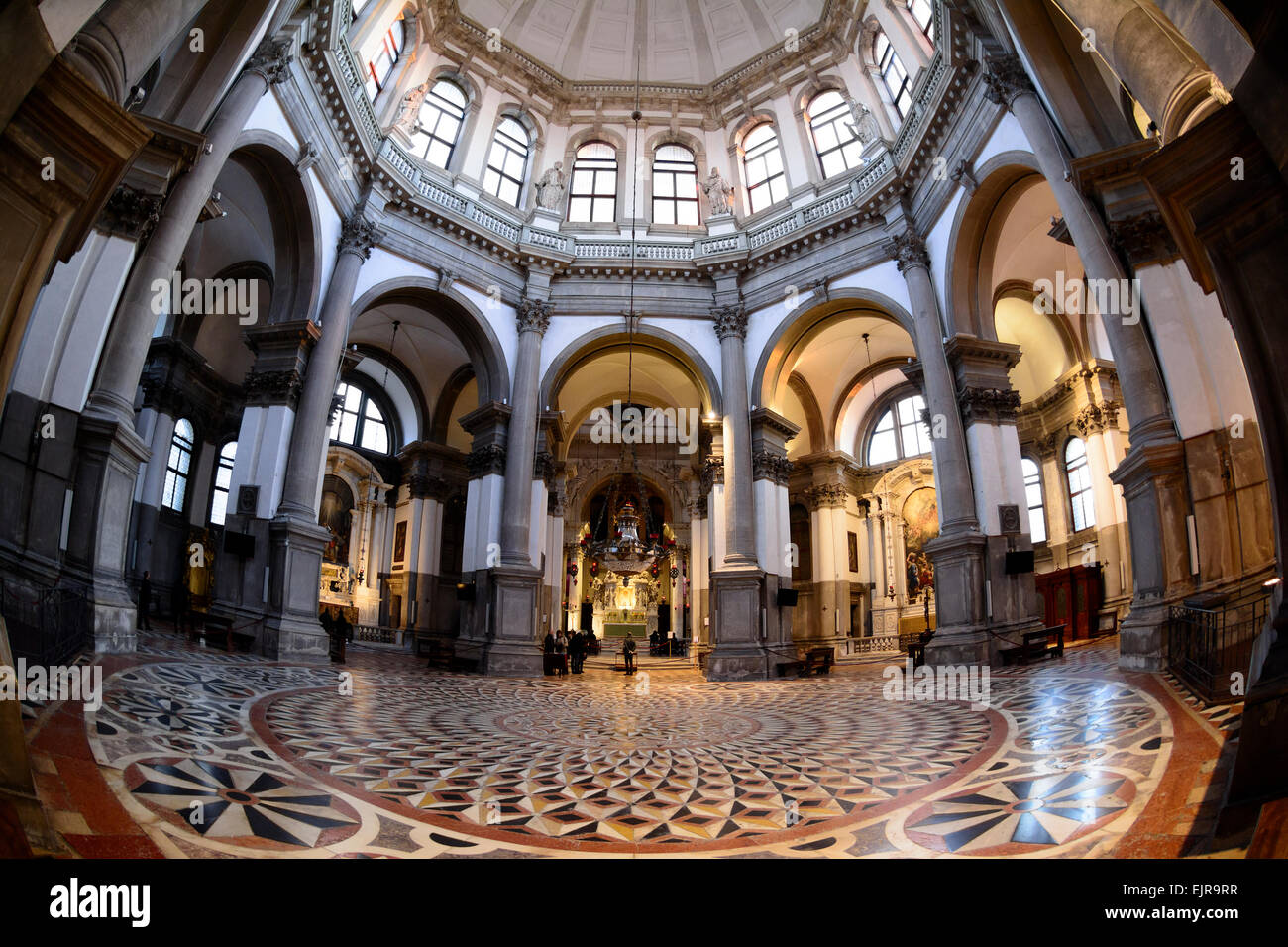 Innenraum der Basilika di Santa Maria della Salute, römisch-katholische Kirche, Venedig, Italien. Stockfoto