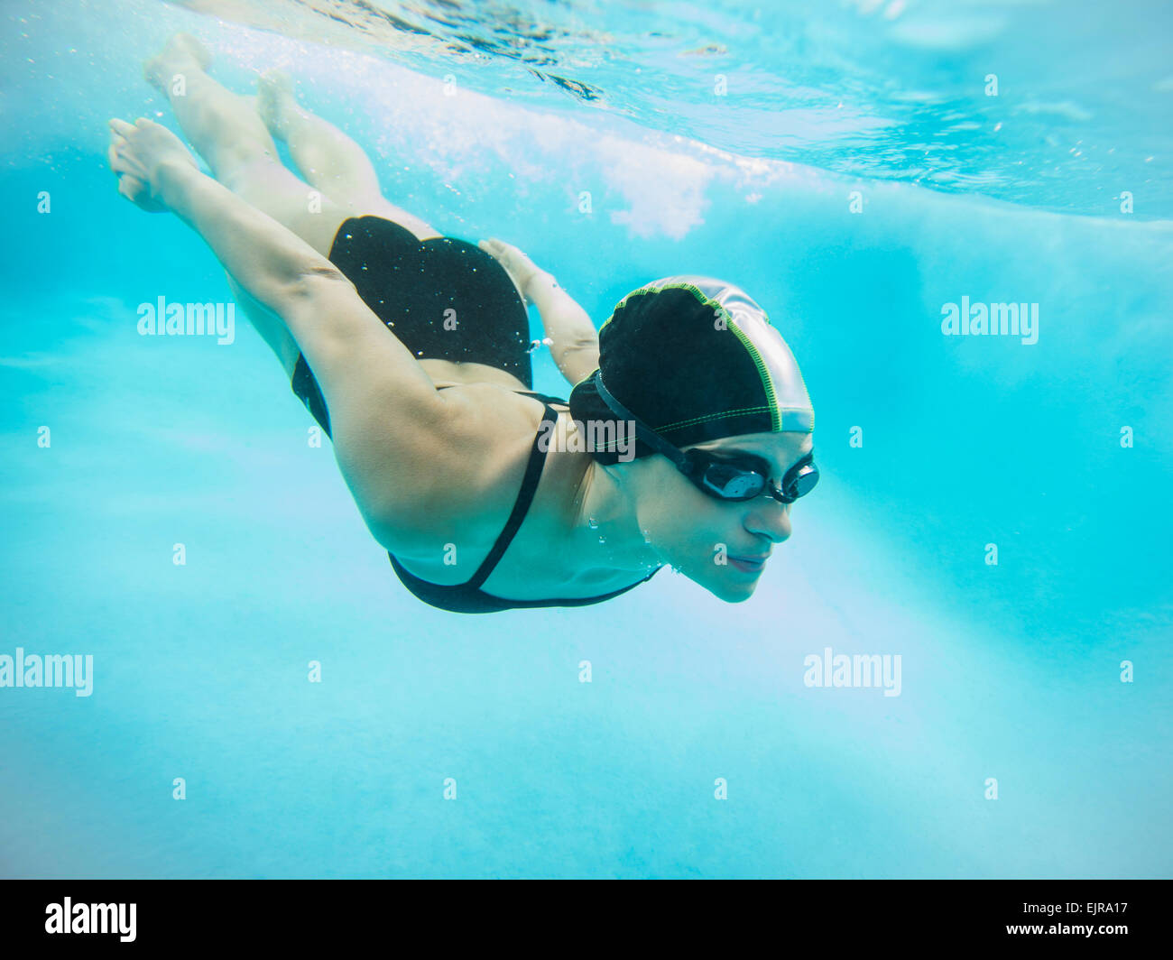 Kaukasische Schwimmer Tauchen in Schwimmbad Stockfoto