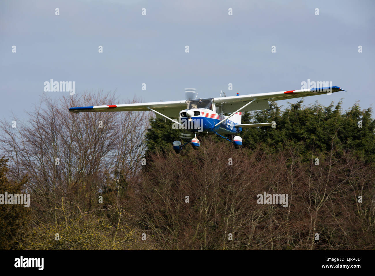 Reims Cessna FRA150L G-PHOR im Endanflug auf Netherthorpe Flugplatz landen Stockfoto