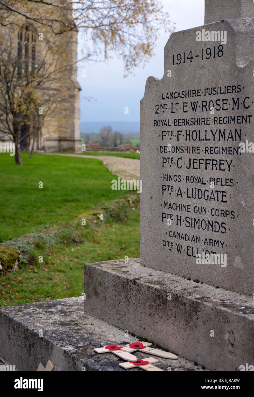 Das Kriegerdenkmal auf dem Friedhof der Pfarrkirche SS Peter und Paul in Henry, Buckinghamshire, England Stockfoto